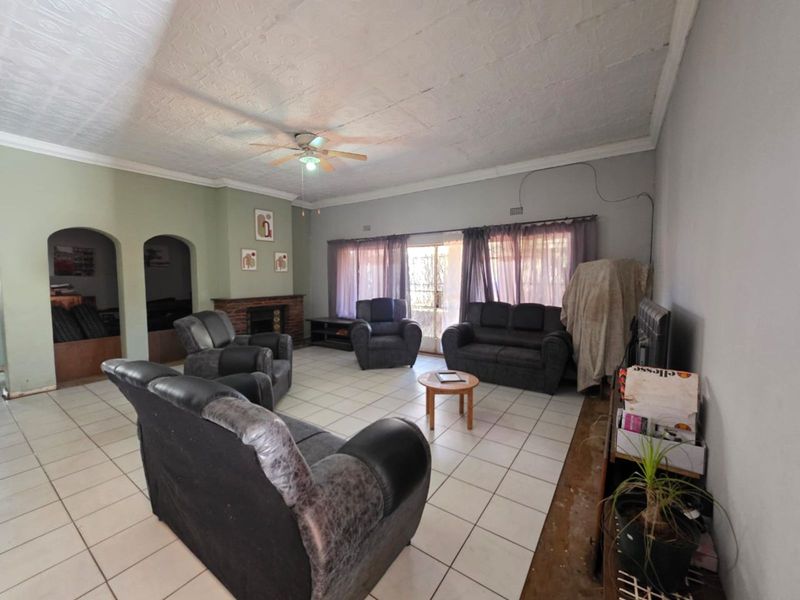 House For Sale in Beaconsfield - Photo 4