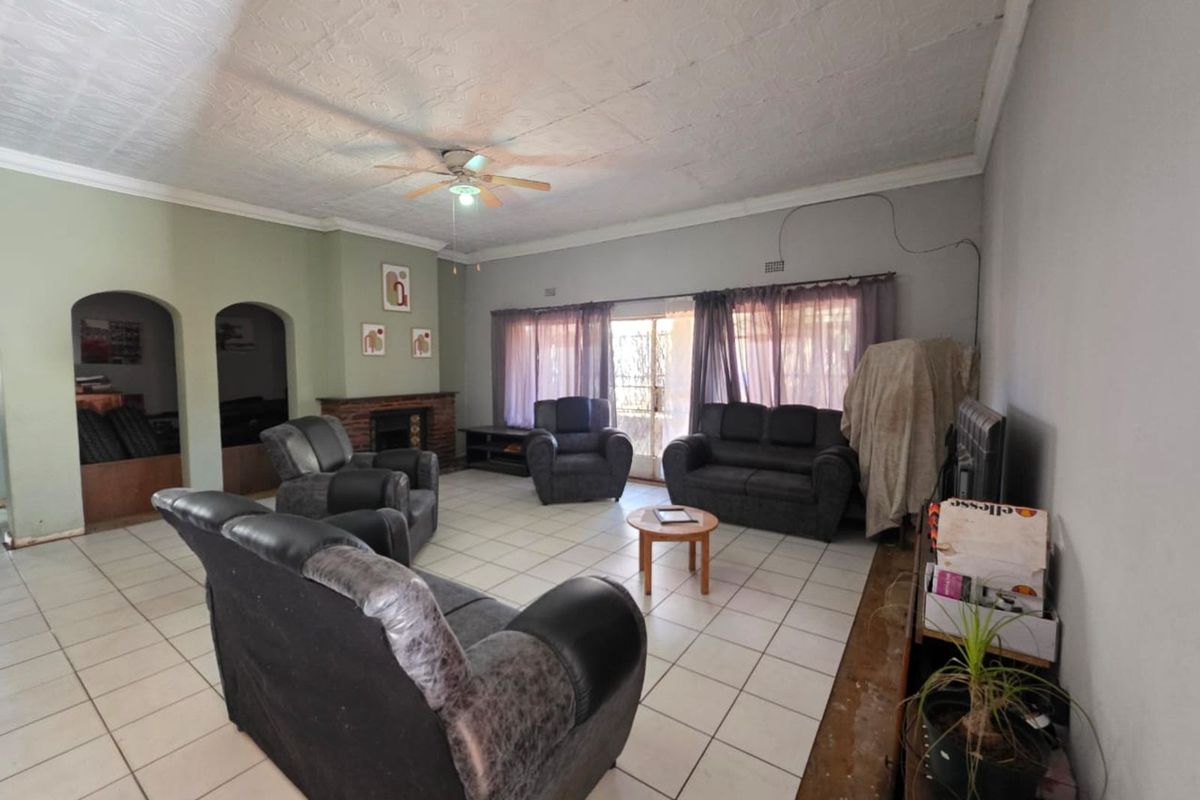 House For Sale in Beaconsfield - Photo 4