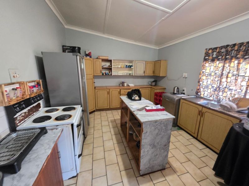 House For Sale in Beaconsfield - Photo 5