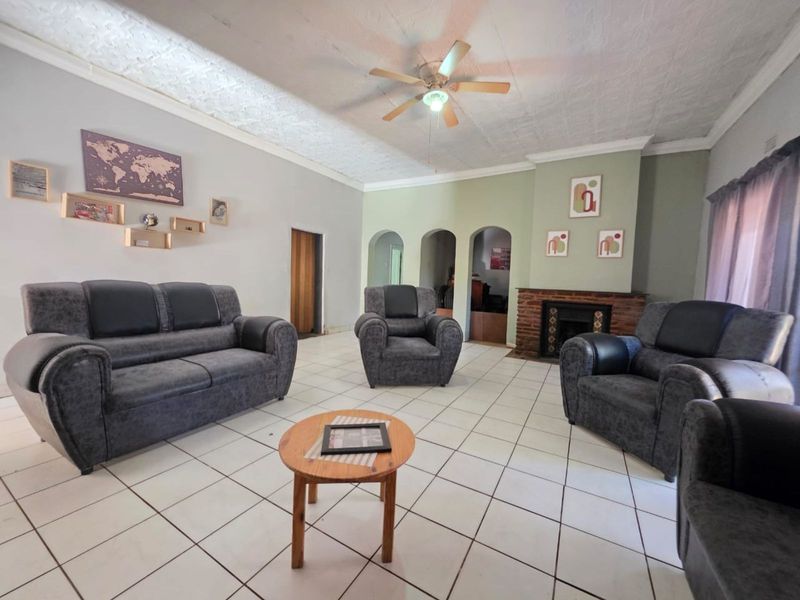 House For Sale in Beaconsfield - Photo 3