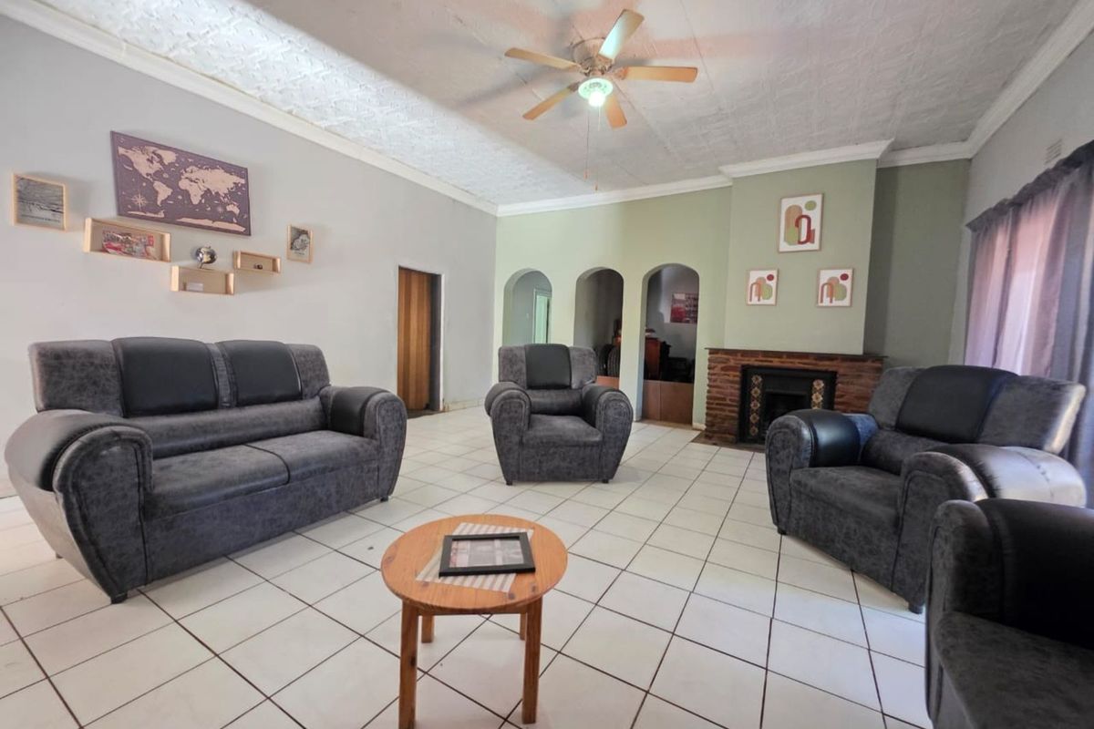 House For Sale in Beaconsfield - Photo 3