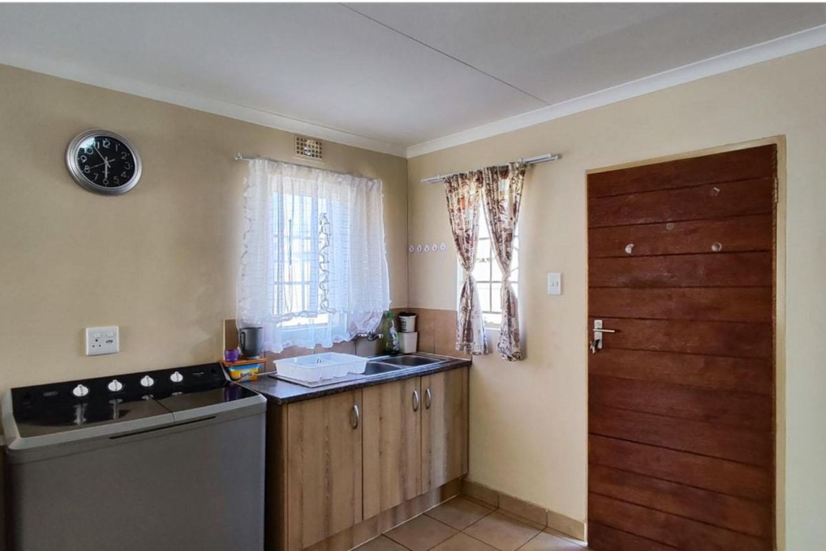 House For Sale in Palm Ridge - Photo 4