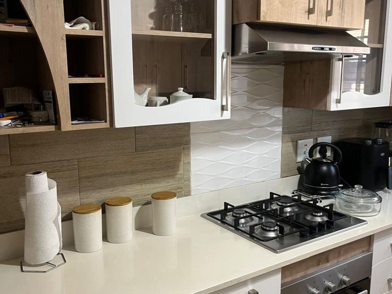 Townhouse For Sale in Annlin - Photo 6