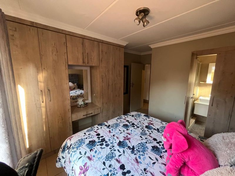 Townhouse For Sale in Annlin - Photo 9