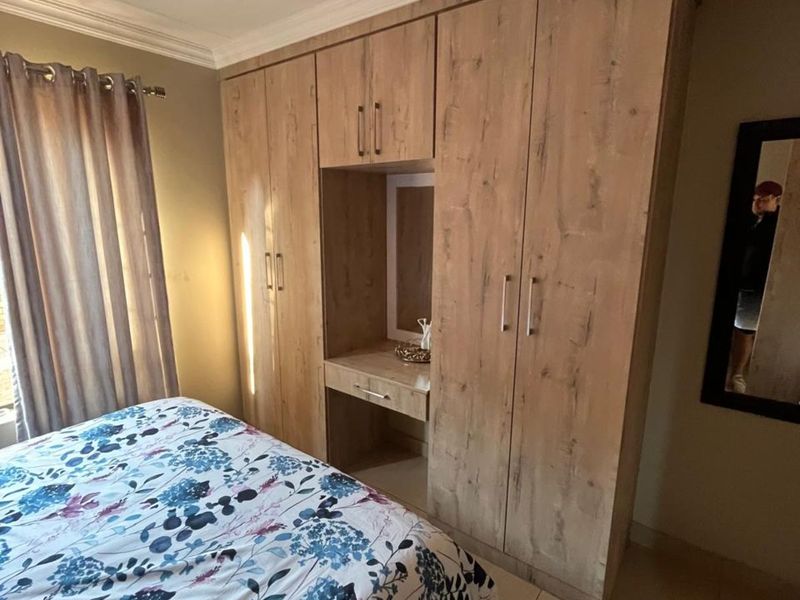 Townhouse For Sale in Annlin - Photo 8