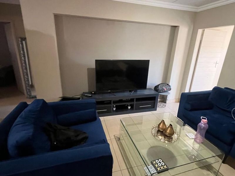 Townhouse For Sale in Annlin - Photo 4