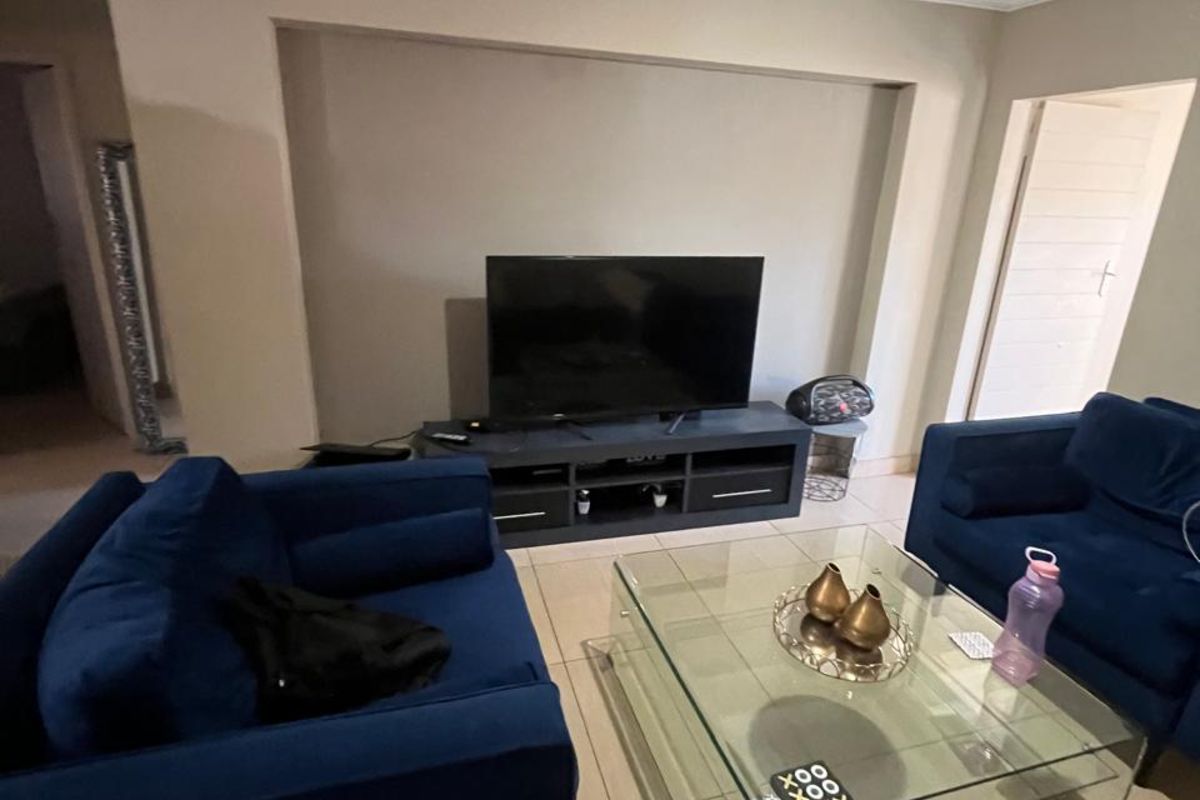 Townhouse For Sale in Annlin - Photo 4