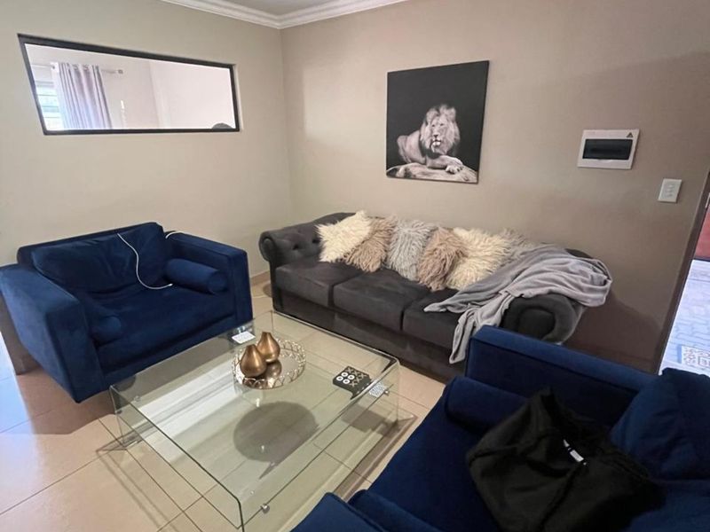 Townhouse For Sale in Annlin - Photo 2