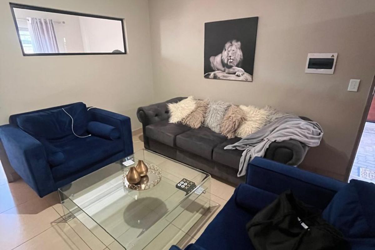 Townhouse For Sale in Annlin - Photo 2