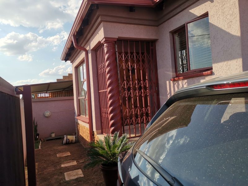 House For Sale in Soshanguve Ext - Photo 3