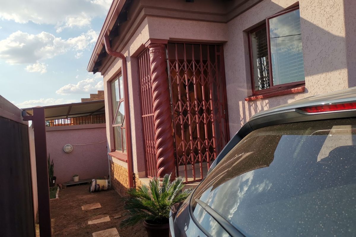 House For Sale in Soshanguve Ext - Photo 3