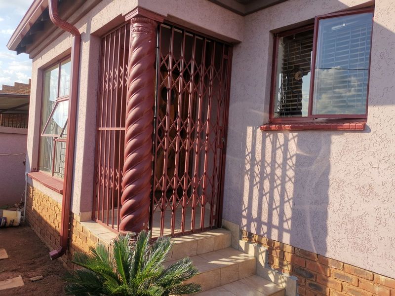 House For Sale in Soshanguve Ext - Photo 2