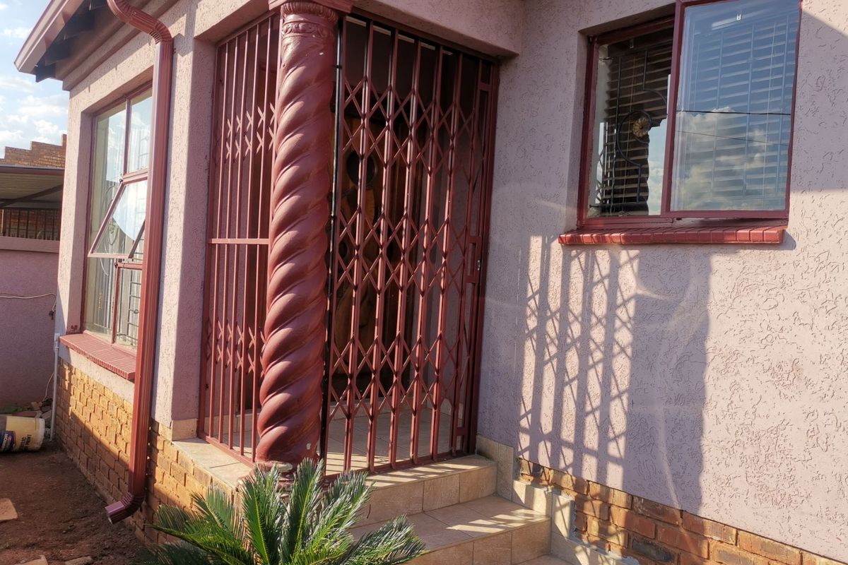 House For Sale in Soshanguve Ext - Photo 2