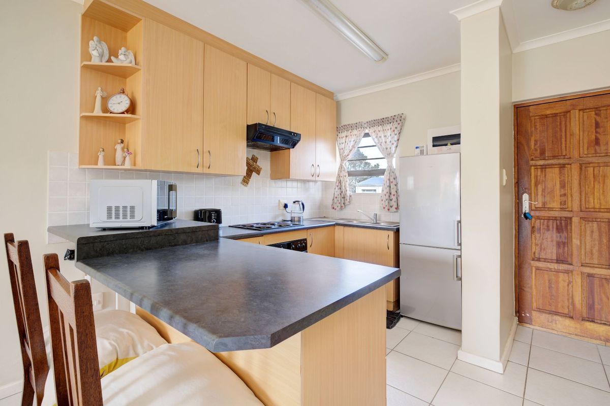 Townhouse For Sale in Kabega - Photo 2