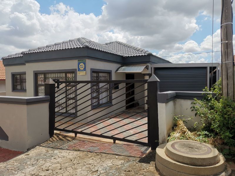 House For Sale in Soshanguve Ext - Photo 3