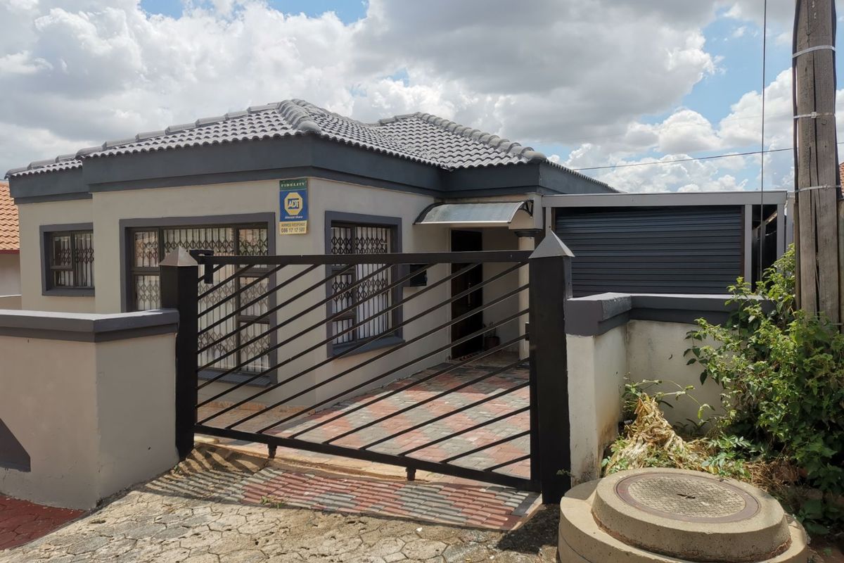 House For Sale in Soshanguve Ext - Photo 3