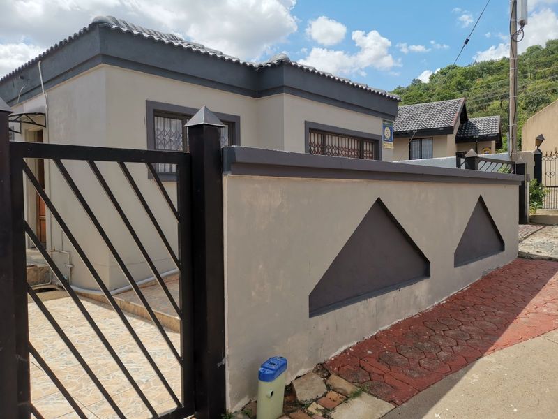 House For Sale in Soshanguve Ext - Photo 2
