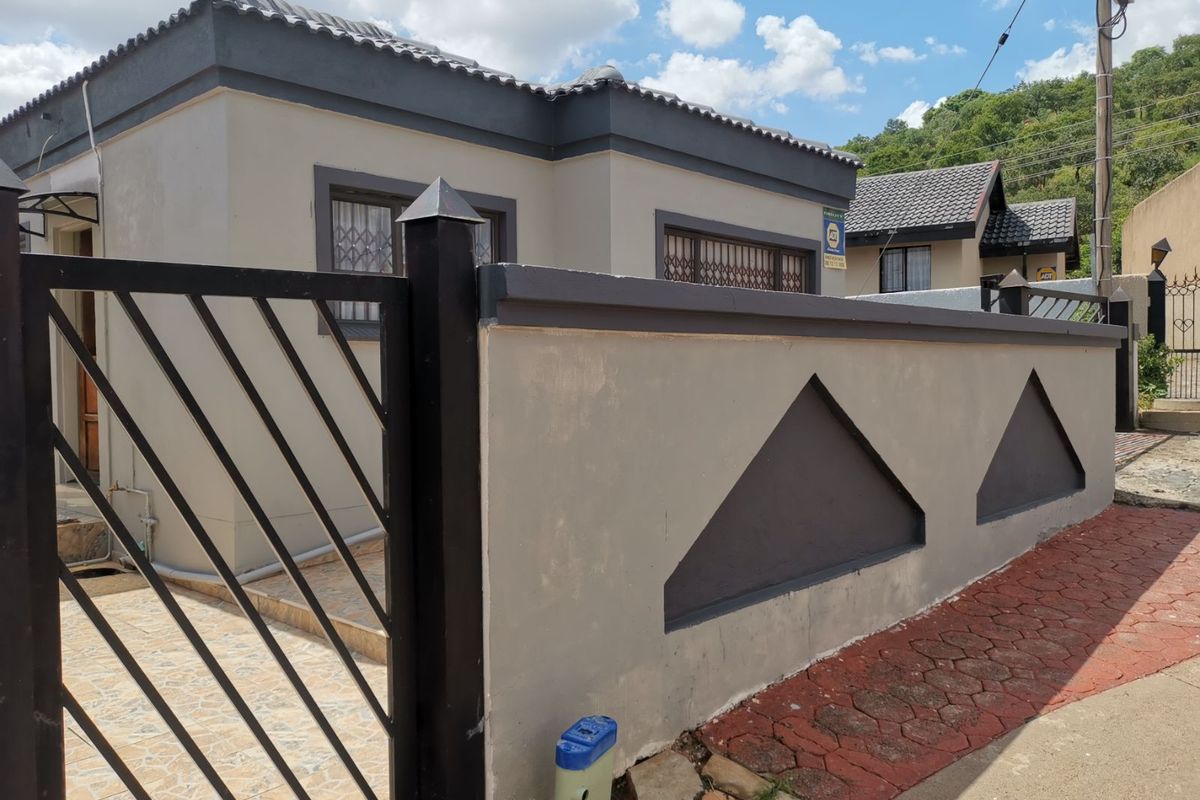 House For Sale in Soshanguve Ext - Photo 2