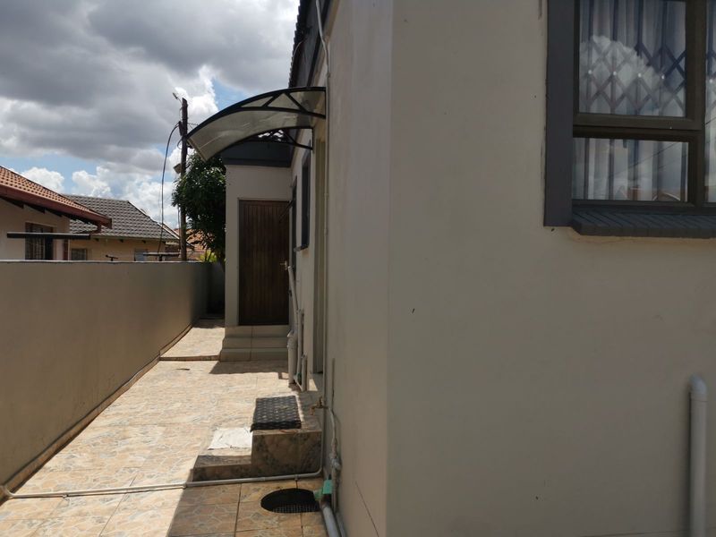 House For Sale in Soshanguve Ext - Photo 6