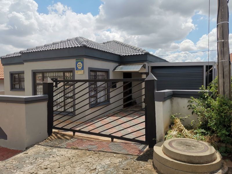House For Sale in Soshanguve Ext - Photo 4