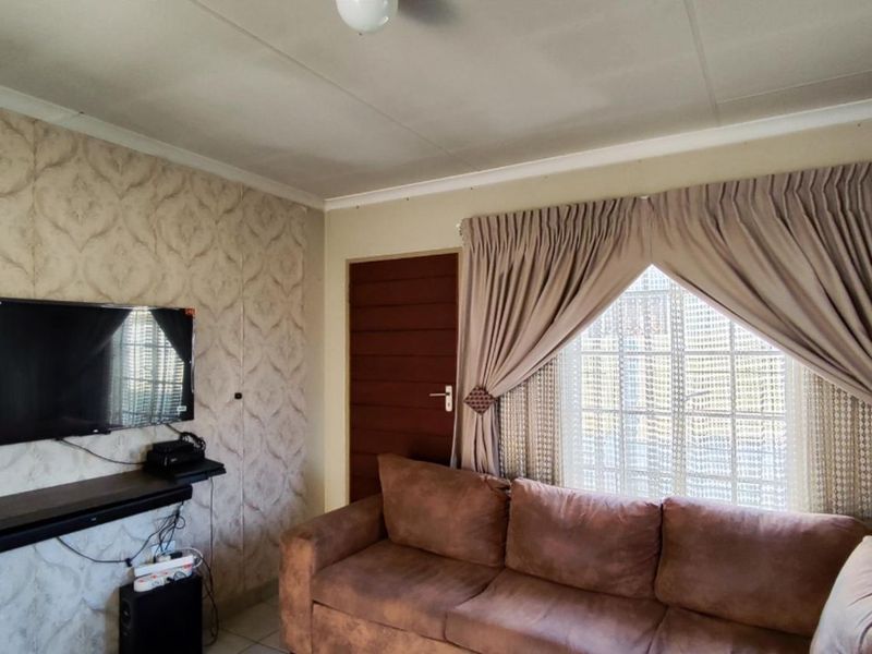 House For Sale in Palm Ridge - Photo 5