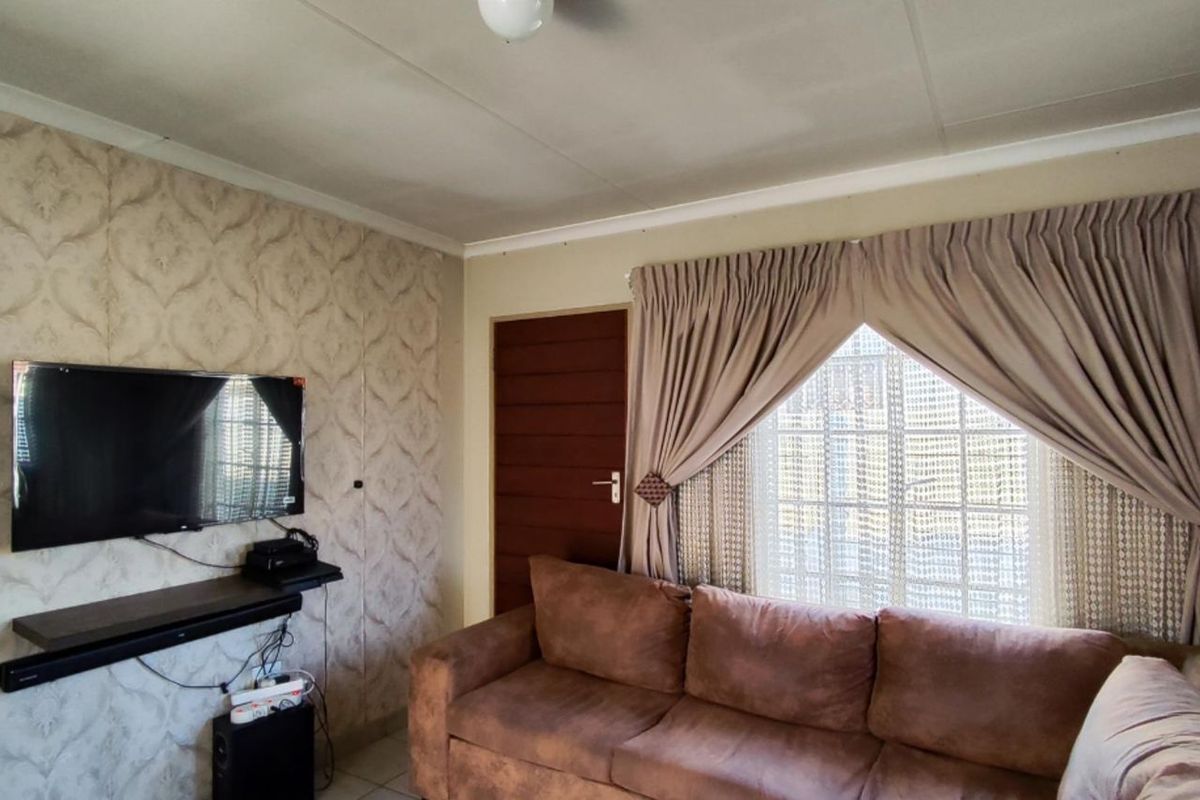 House For Sale in Palm Ridge - Photo 5