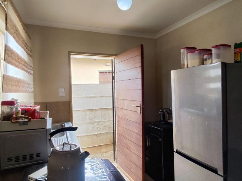 House For Sale in Palm Ridge - Photo 3