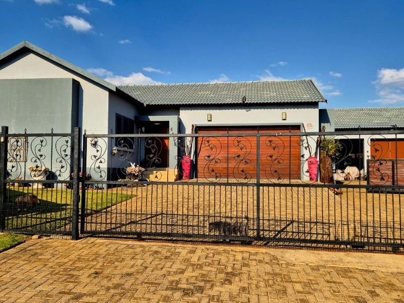 House For Sale in Lydenburg Central - Photo 3