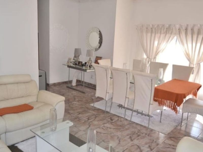 House For Sale in Thatchfield Estate - Photo 1