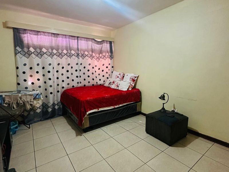 Apartment For Sale in Sunnyside - Photo 5