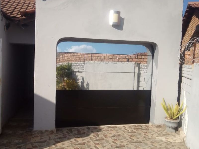 House For Sale in Rainbow Park - Photo 4