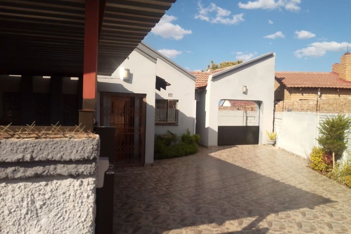 House For Sale in Rainbow Park - Photo 2