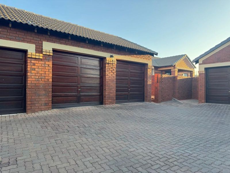 Townhouse For Sale in Monavoni - Photo 3