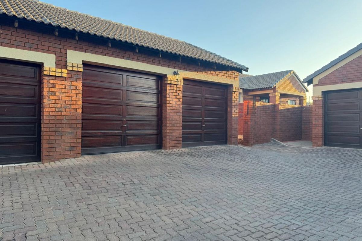 Townhouse For Sale in Monavoni - Photo 3