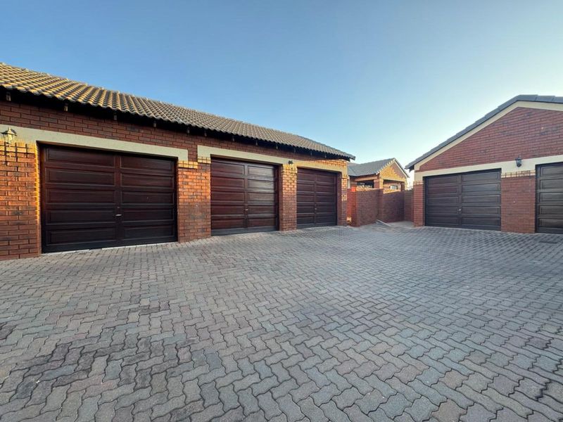 Townhouse For Sale in Monavoni - Photo 2