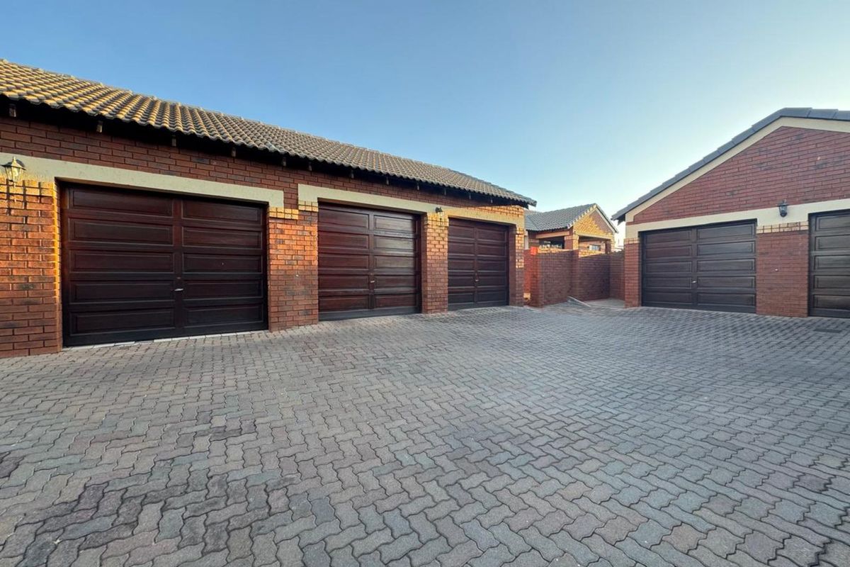 Townhouse For Sale in Monavoni - Photo 2