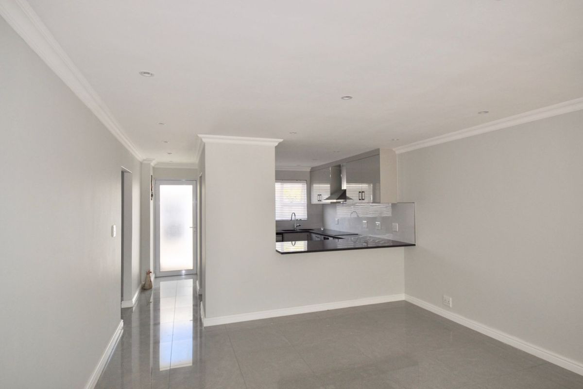 House For Sale in Woodbridge Island - Photo 2
