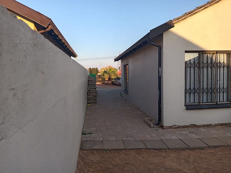 House For Sale in Soshanguve Ext - Photo 6