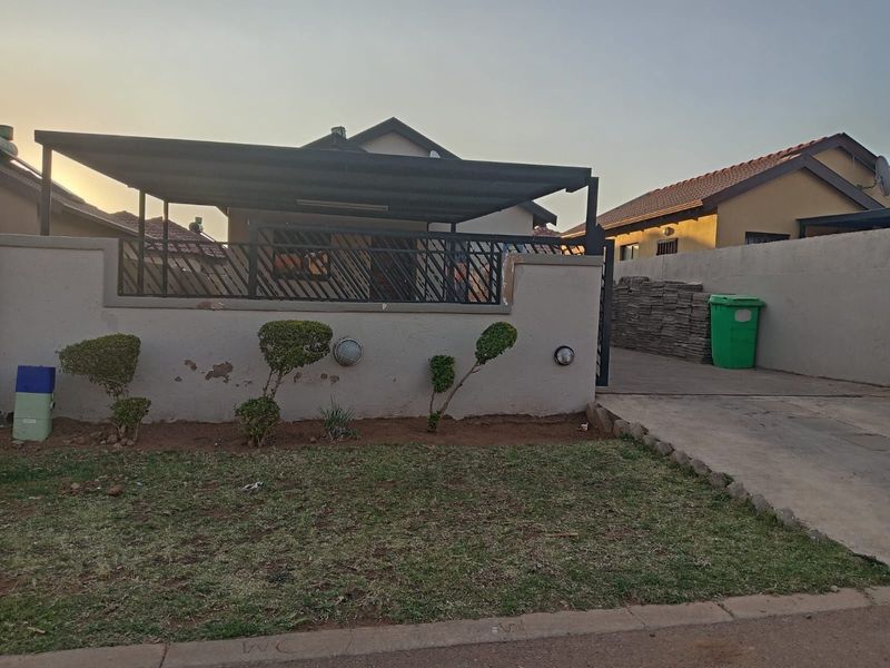House For Sale in Soshanguve Ext - Photo 2