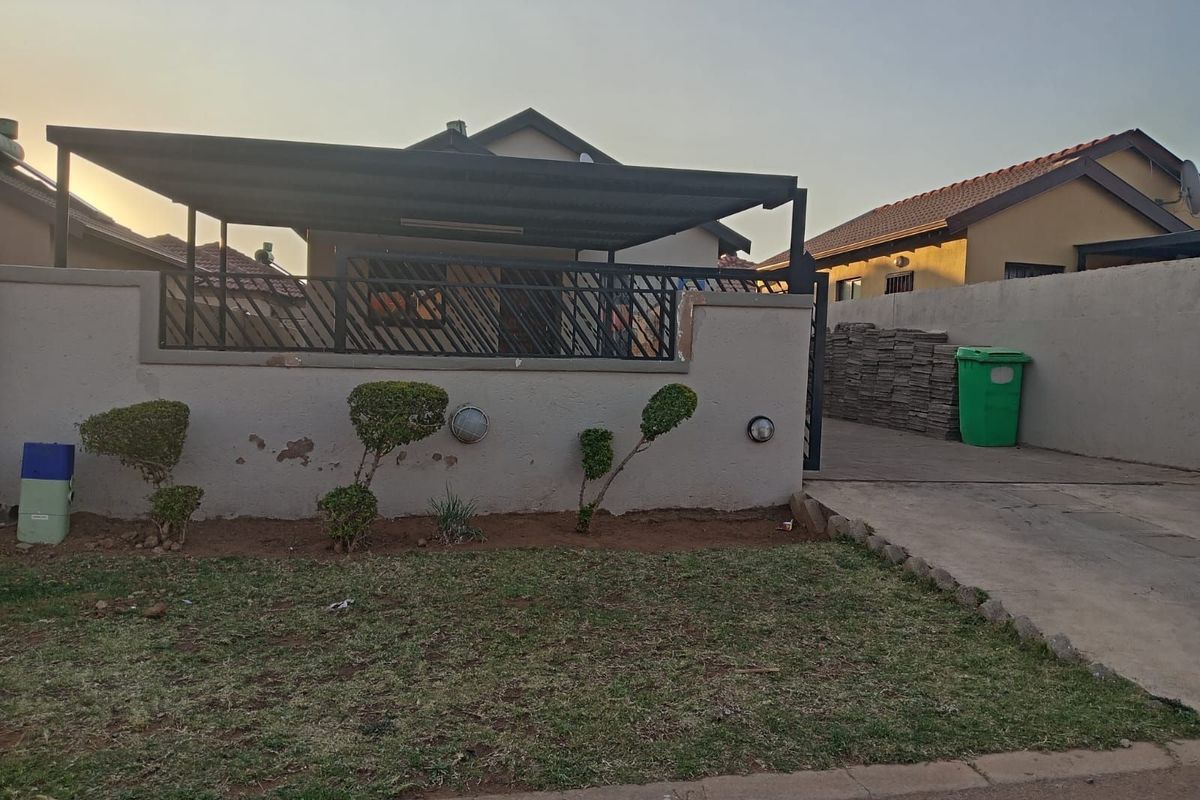 House For Sale in Soshanguve Ext - Photo 2