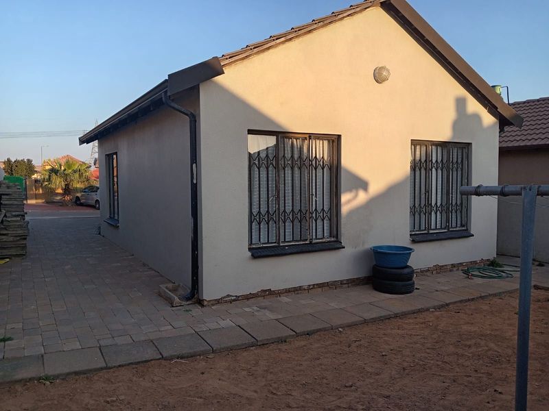 House For Sale in Soshanguve Ext - Photo 4