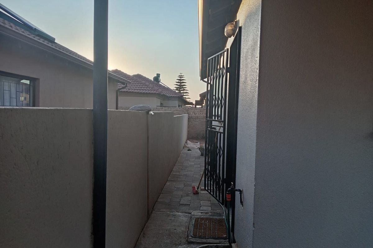 House For Sale in Soshanguve Ext - Photo 5