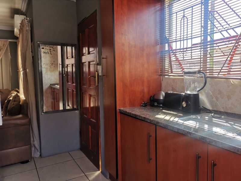 House For Sale in Soshanguve East Ext 6 - Photo 4