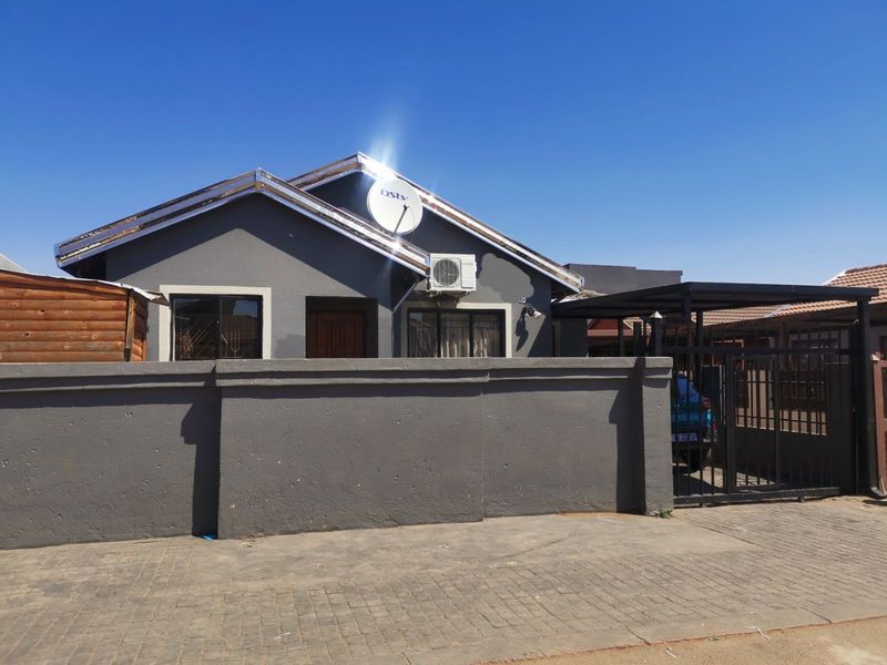 House For Sale in Soshanguve East Ext 6 - Photo 1