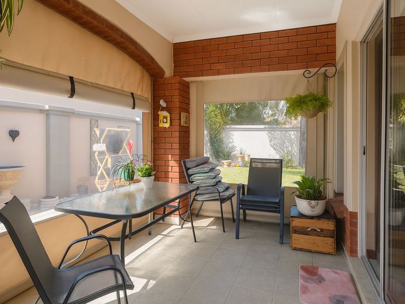 Townhouse For Sale in Faerie Glen - Photo 8