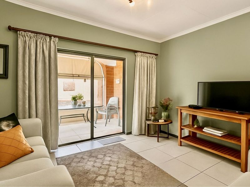 Townhouse For Sale in Faerie Glen - Photo 7