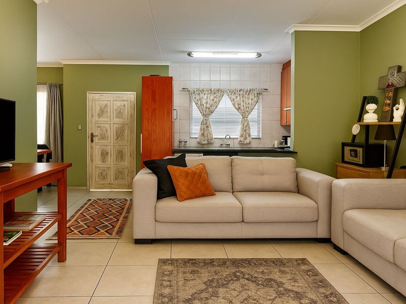 Townhouse For Sale in Faerie Glen - Photo 6