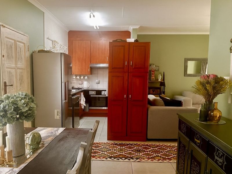 Townhouse For Sale in Faerie Glen - Photo 4