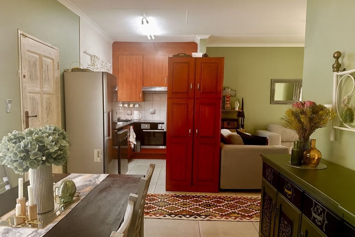 Townhouse For Sale in Faerie Glen - Photo 4