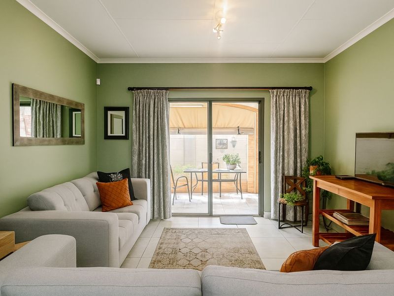 Townhouse For Sale in Faerie Glen - Photo 5